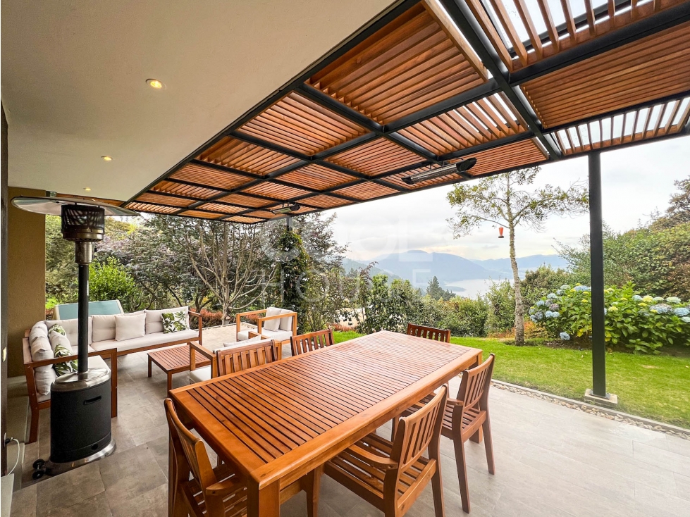 Casa triplex con terraza en venta en La Calera